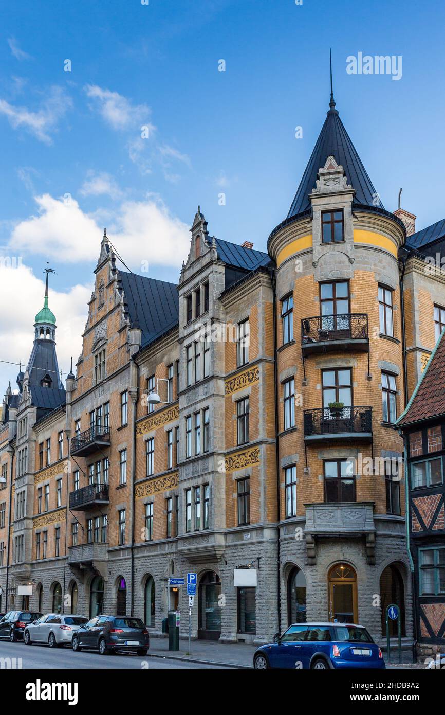 Facciata di mattoni gialli edificio con torre rotonda e balconi, Malmo, Svezia, Europa Foto Stock