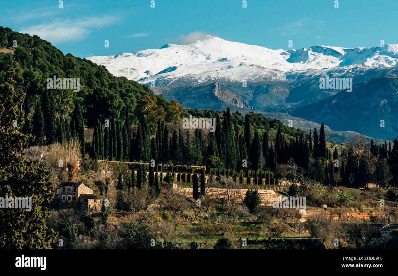 Vista delle montagne della Sierra Nevada da Granada in Andalusia, Spagna. Vista da Granada in una soleggiata giornata invernale Foto Stock