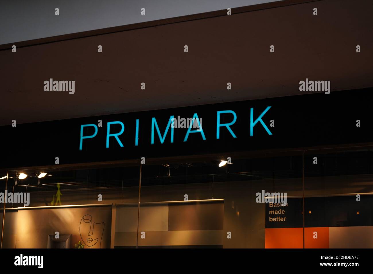 Logo von Primark am Eingang Foto Stock