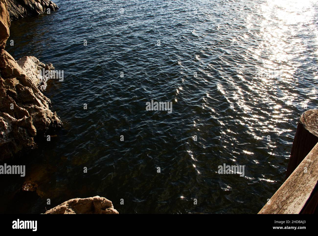 Le onde si riflettono con la luce nell'acqua Foto Stock