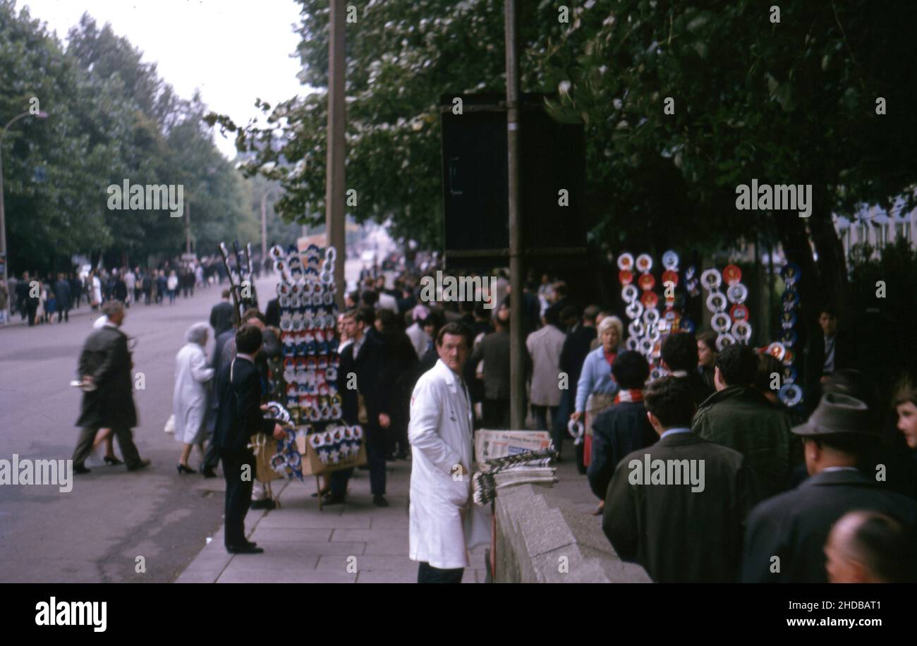 World Cup Final 1966 Fan Amateur Photos from the Stands 30th July 1966 Final England versus West Germany Rosette sellers by Wembley Park Stadium Outside Wembley Stadium in World Cup Final Day. Foto di Tony Henshaw Archivio Foto Stock