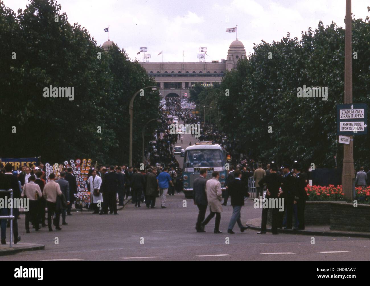 World Cup Final 1966 Fan Amateur Photos from the stands 30th July 1966 Final England versus West Germany viewof fans and traffic down Wembley Way outside Wembley Stadium in World Cup Final Day. Foto di Tony Henshaw Archivio Foto Stock