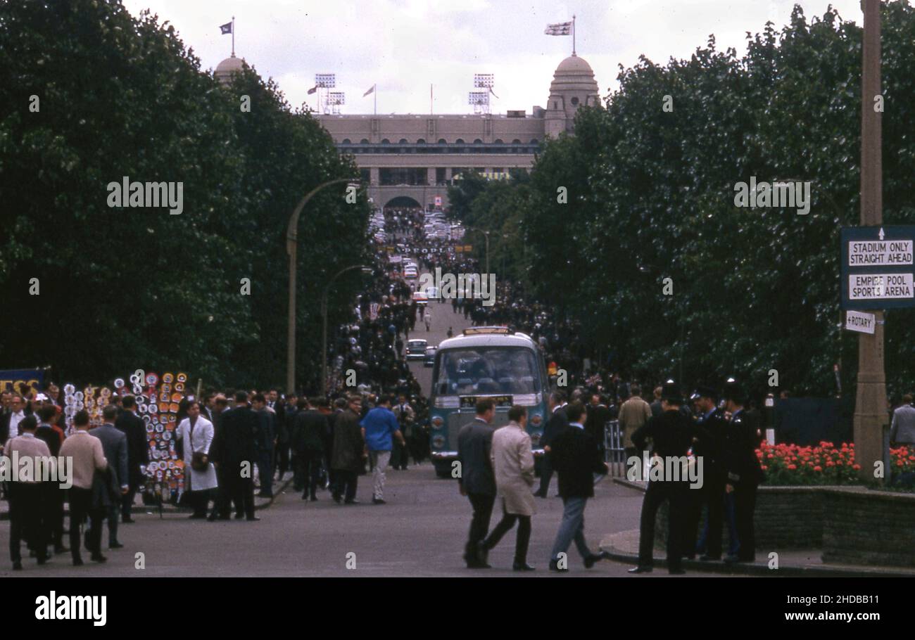 World Cup Final 1966 Fan Amateur Photos from the stands 30th July 1966 Final England versus West Germany viewof fans and traffic down Wembley Way outside Wembley Stadium in World Cup Final Day. Foto di Tony Henshaw Archivio Foto Stock