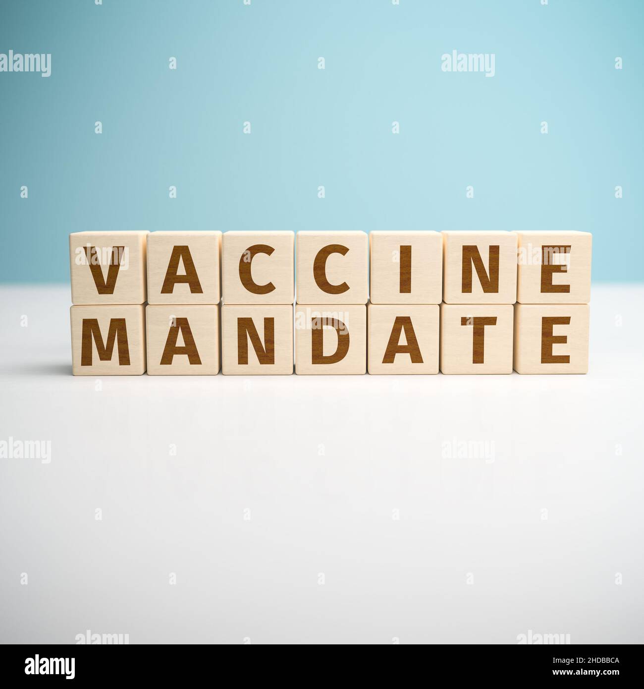 Le parole "mandato vaccinale" si basano su lettere a cubetti di legno. Foto Stock
