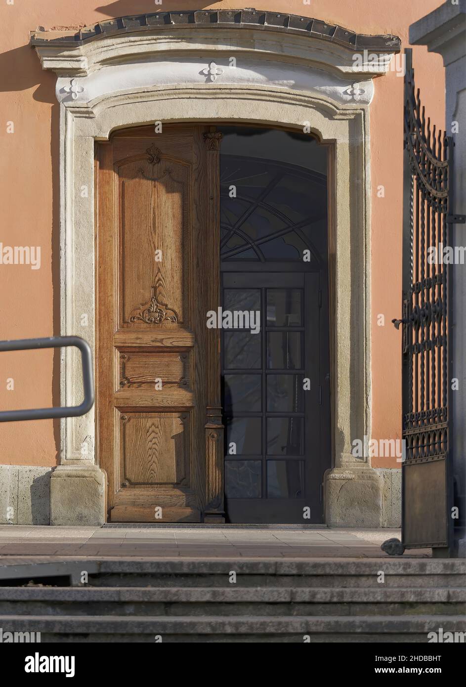 Primo piano di un'antica porta in legno Foto Stock