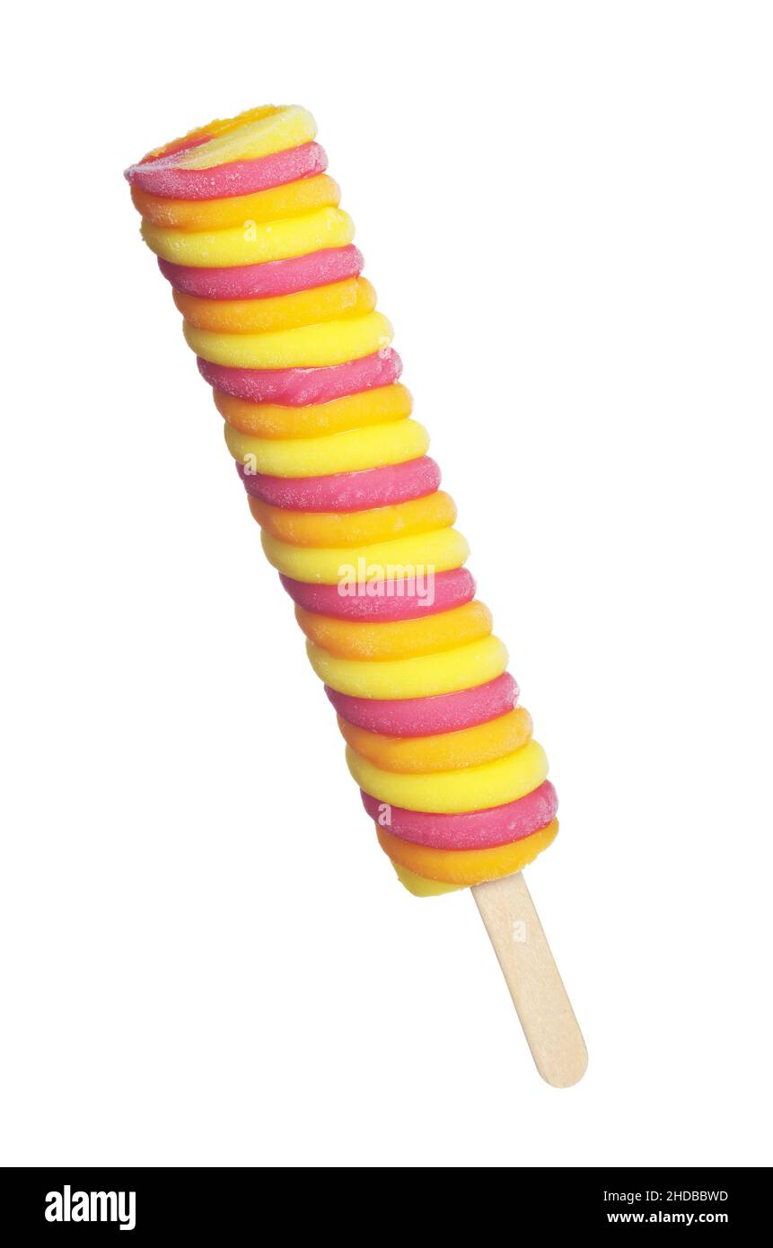 Colorato gelato alla frutta intrecciata su un bastone isolato su uno sfondo bianco. Succo congelato Foto Stock