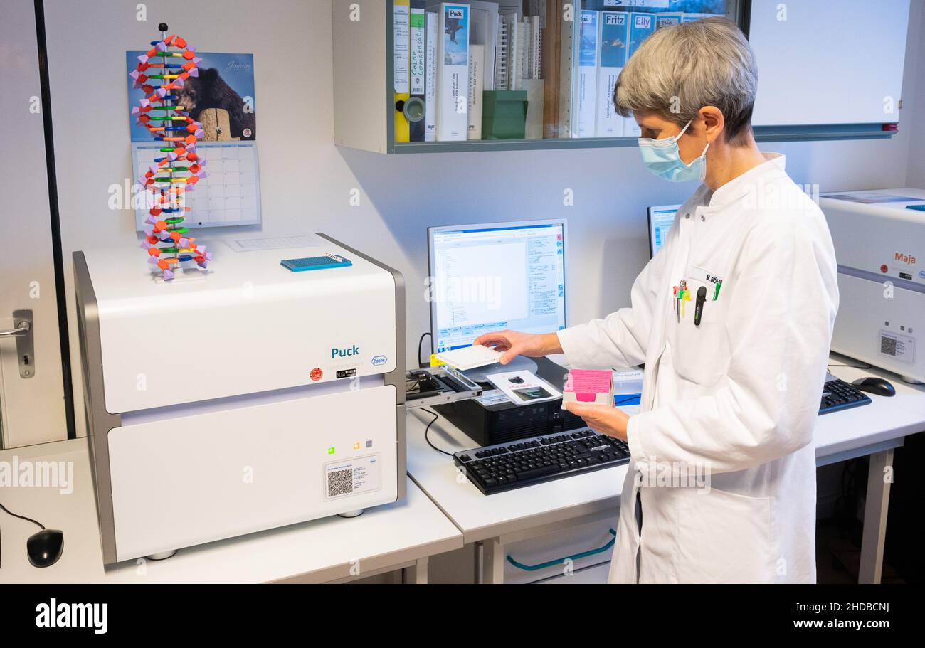 Hannover, Germania. 05th Jan 2022. Un assistente tecnico-biologico fornisce un dispositivo per l'analisi PCR nel laboratorio PCR dell'Ufficio sanitario statale della bassa Sassonia (NLGA) (posto scena). Credit: Julian Stratenschulte/dpa/Alamy Live News Foto Stock