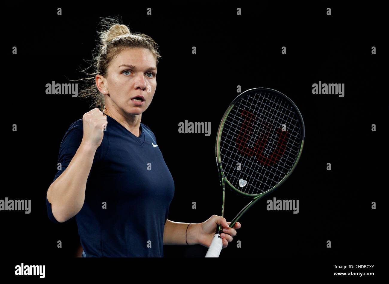 SIMONA HALEP (ROU) e NURIA PARRIZAS DIAZ (ESP) in azione al Melbourne Summer 2022 ambientato mercoledì 2022 gennaio, Melbourne Park Foto Stock