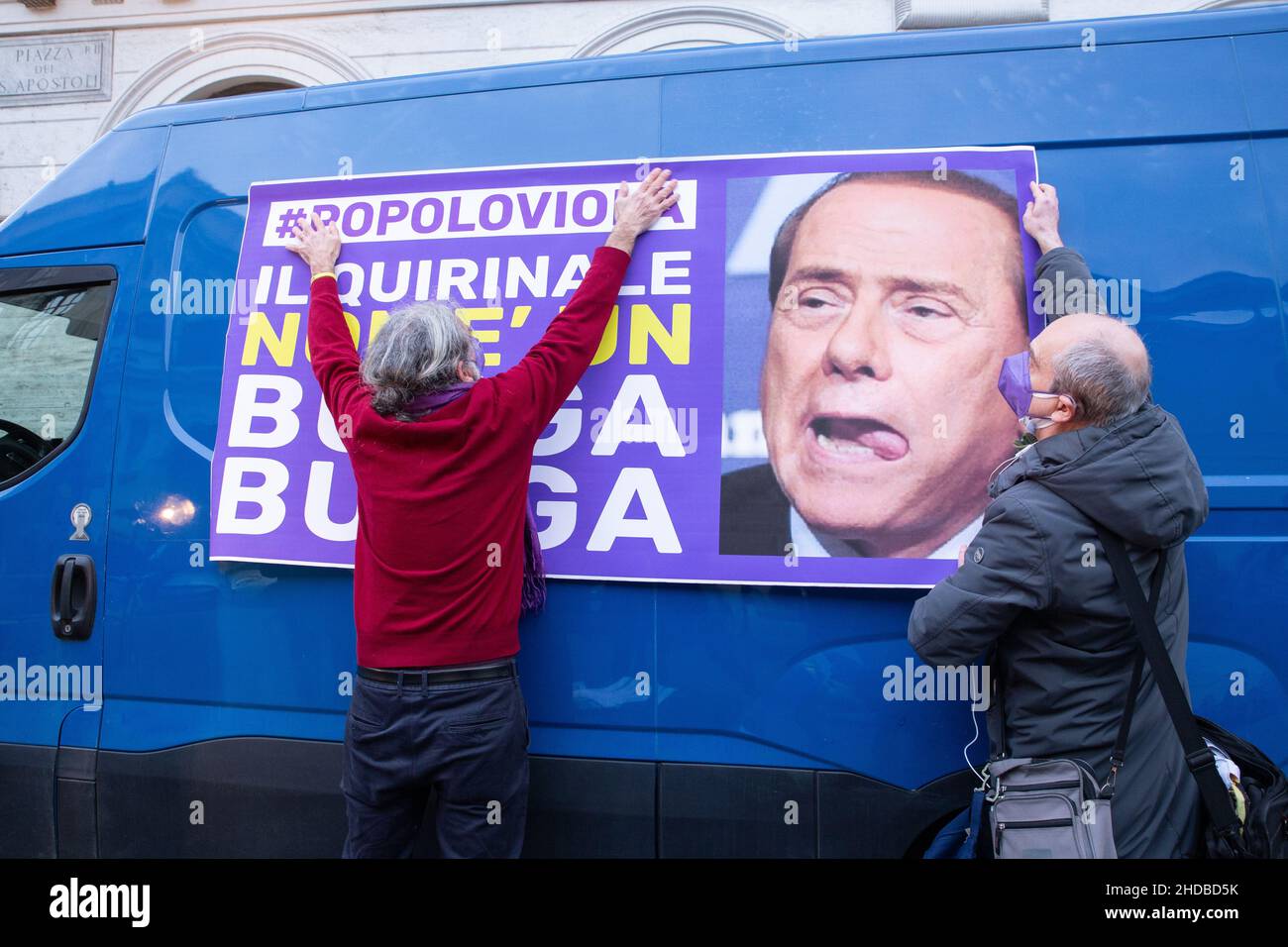 Roma, Italia. 04th Jan 2022. Protesta a Roma organizzata da 'Popolo Viola' contro la candidatura di Silvio Berlusconi al Presidente della Repubblica Italiana (Foto di Matteo Nardone/Pacific Press/Sipa USA) Credit: Sipa USA/Alamy Live News Foto Stock