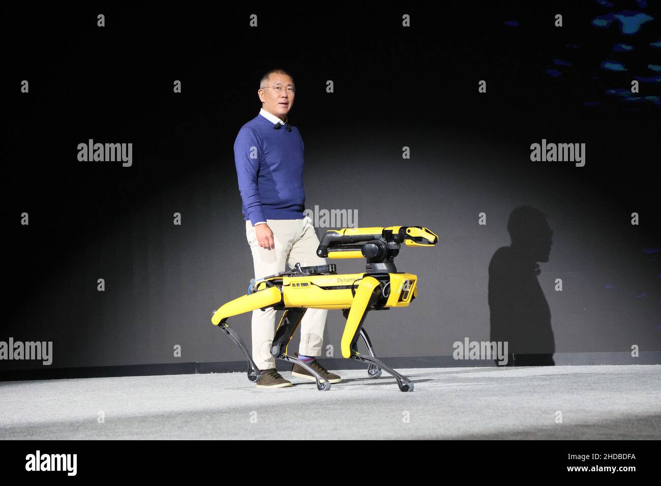 Las Vegas, Stati Uniti. 05th Jan 2022. Euisun Chung, Executive Chair presso Hyundai Motor Group appare sul palco con Spot, il cane robotico durante una conferenza stampa al CES internazionale 2022, presso il Mandalay Bay Convention Center di Las Vegas, Nevada, martedì 4 gennaio 2022. Foto di James Atoa/UPI Credit: UPI/Alamy Live News Foto Stock