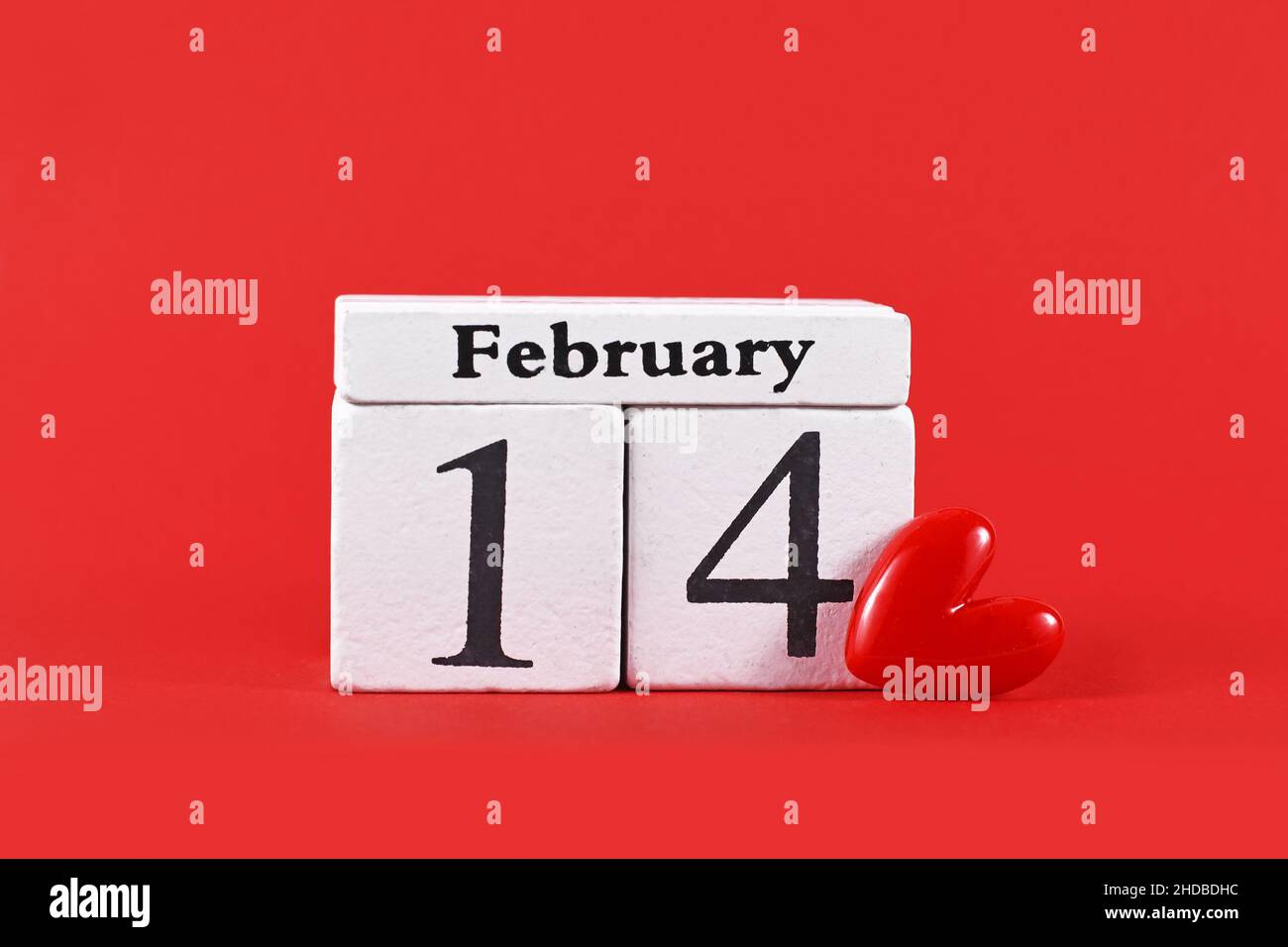 Calendario che mostra San Valentino data 14th febbraio accanto al cuore rosso Foto Stock