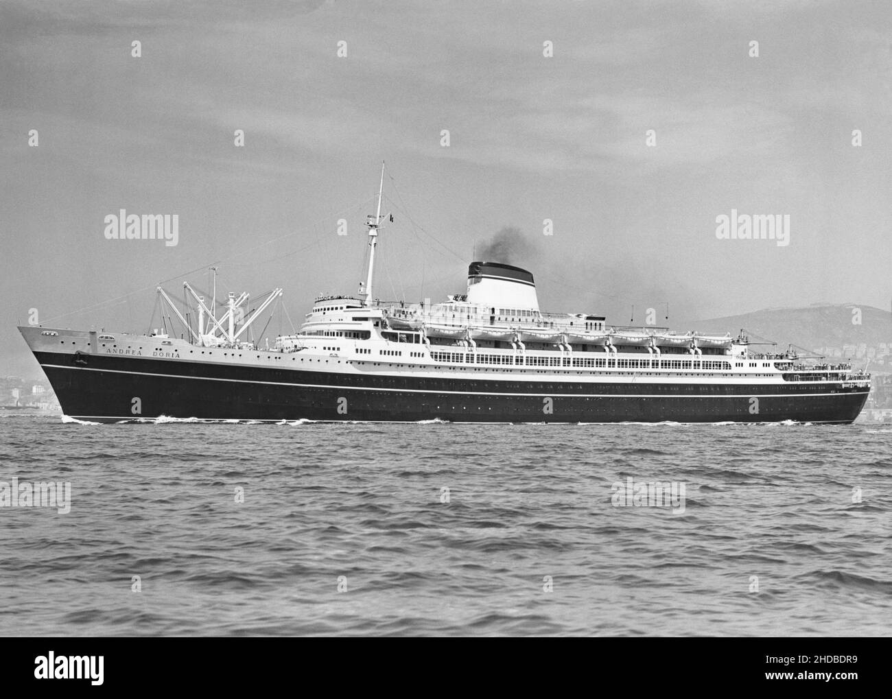 SS Andrea Doria in mare all'inizio del 1950s. La nave era un transatlantico per la linea Italiana (Società di navigazione Italia) e il suo porto di origine era Genova, Italia. Fece il suo primo viaggio nel 1953. Il 25 luglio 1956, mentre Andrea Doria era vicino alla costa del Massachusetts, USA, il liner ‘Stockholm’ si scontrò con lei. Andrea Doria iniziò a fare un elenco severo a dritta. La nave rimase a galla per 11 ore. 1.660 passeggeri e equipaggio sono sopravvissuti. Tuttavia, 46 persone sulla nave sono morte come conseguenza diretta della collisione. Il liner evacuato ha tappato e affondato la mattina seguente – una fotografia d'epoca del 1950s Foto Stock