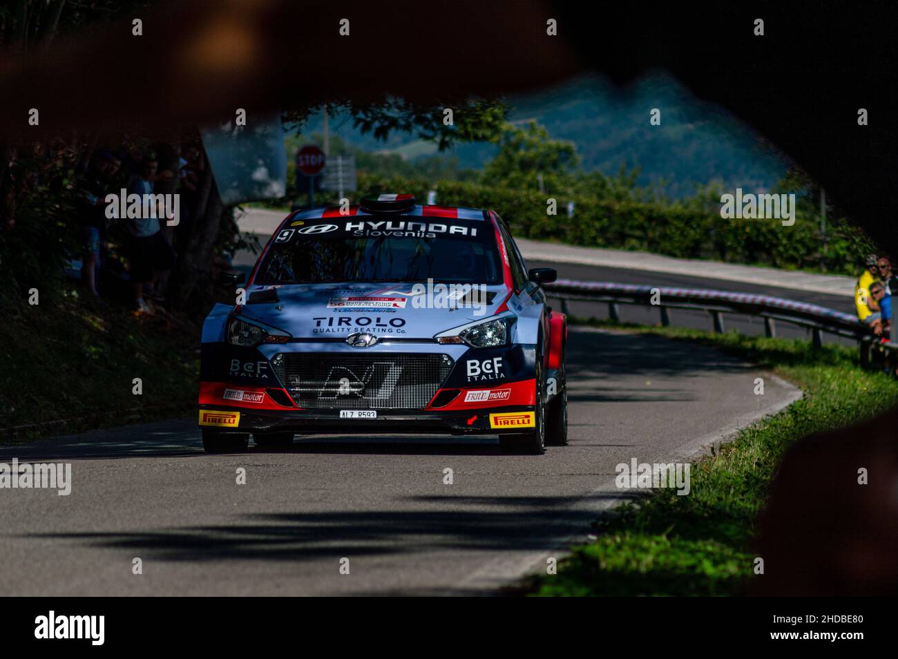 Una Hyundai i20 R5 che corre al Rally Alpi Orientali Foto Stock