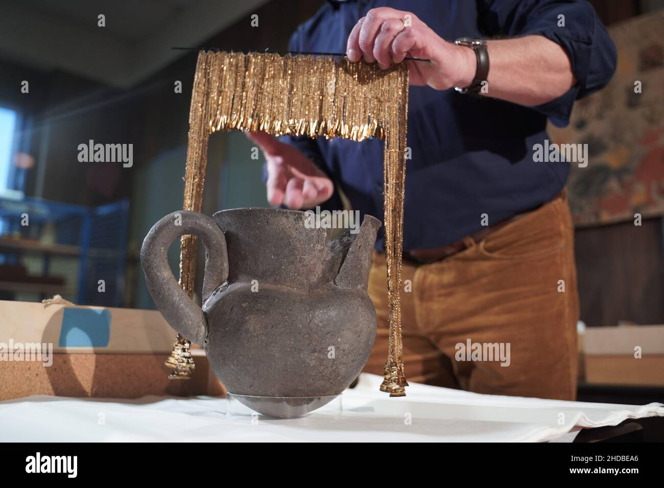 Berlino, Germania. 05th Jan 2022. Matthias Wemhoff, direttore del Museo della Preistoria e della Storia precoce, presenterà un vaso d'argento trovato da Heinrich Schliemann a Troia e una copia dei gioielli trovati nel vaso come parte di un'Advance PK per la mostra 'Scliemann's Worlds', Che sarà in mostra nella galleria James Simon e nel museo Neues da maggio 2022. Il 6 gennaio 2022 segna il 200th° anniversario della nascita dell'archeologo e onorario cittadino berlinese Schliemann. Credit: Joerg Carstensen/dpa/Alamy Live News Foto Stock