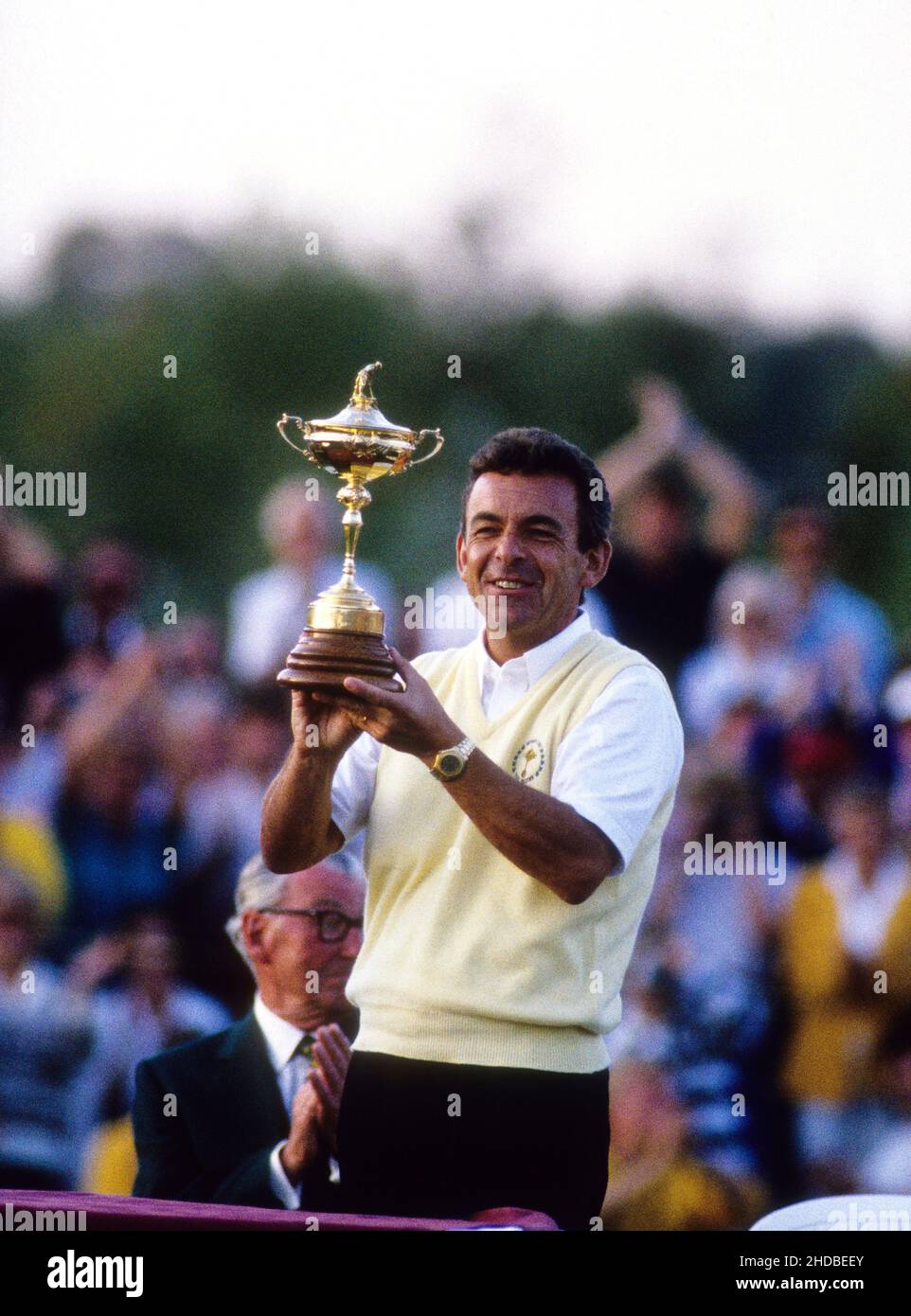 Il capitano della Ryder Cup Europa Tony Jacklin tiene la Ryder Cup 24th settembre 1989 al Belfry, Warwickshire, Inghilterra, Regno Unito Foto Stock