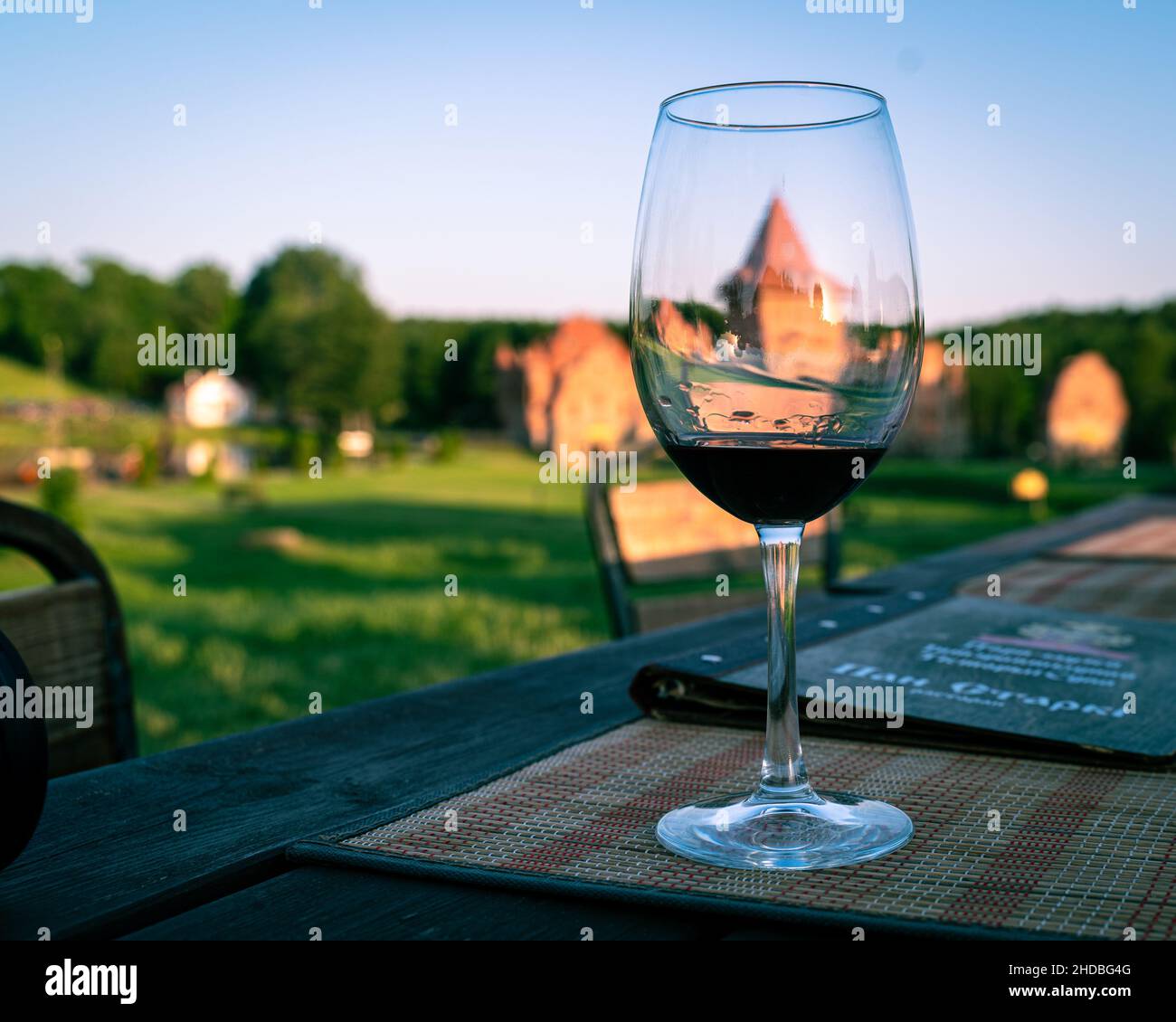 Primo piano di un bicchiere di vino su un tavolo in un ristorante in natura Foto Stock