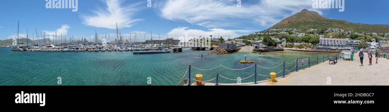 SIMONSTOWN, SUDAFRICA - DEC 23, 2021: Panorama del porto e del lungomare di Simonstown, nella provincia occidentale del Capo del Sud Africa. Edifici, barca Foto Stock