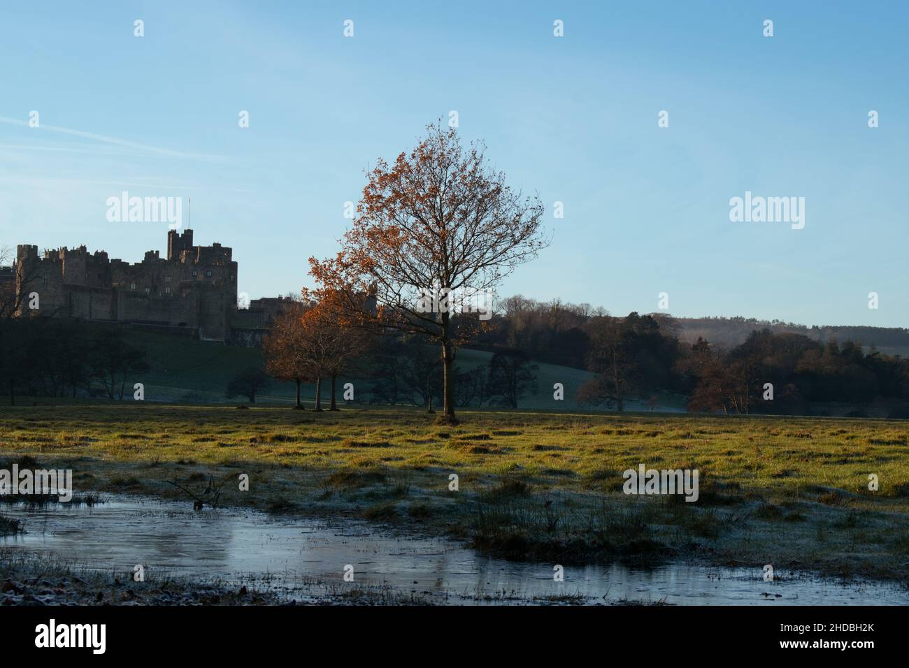 Antico castello storico durante una fredda mattinata invernale nel Regno Unito Foto Stock