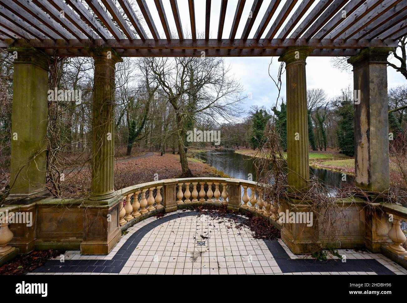 05 gennaio 2022, Brandeburgo, Steinhöfel: Vista dalla veranda della biblioteca al parco del castello di Steinhöfel. Insieme all'edificio della biblioteca e al parco paesaggistico di 43 ettari, il castello costituisce un complesso architettonico storico unico nel Brandeburgo. Poco meno di un anno fa, Brandenburgische Schlösser GmbH vendette il castello, costruito alla fine del 18th secolo, ad un investitore privato. Il castello è ancora utilizzato come hotel e come sede di conferenze ed eventi per congressi, concerti e festival. Foto: Patrick Pleul/dpa-Zentralbild/ZB Foto Stock