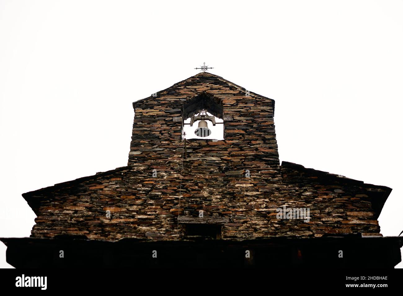 Vista ad angolo basso di un campanile in mattoni con una croce in cima Foto Stock