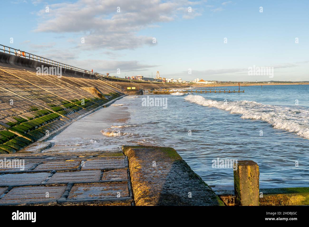 Aberdeen, Scozia, Regno Unito, 17th novembre 2021, La spiaggia di Aberdeen difese a piena marea. Foto Stock