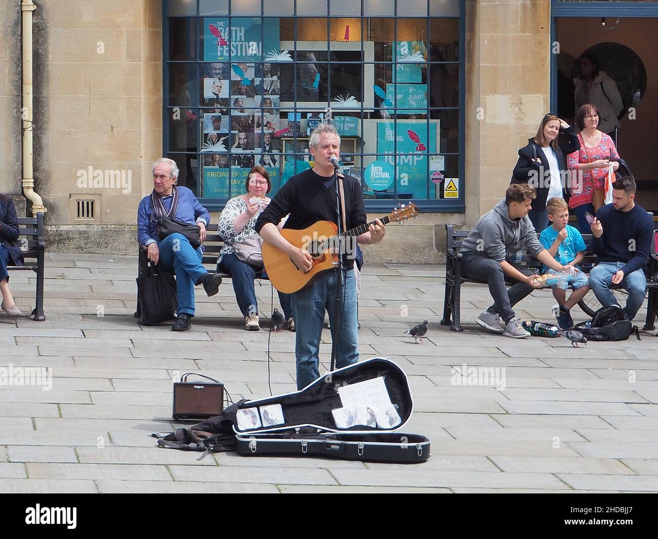 Primo piano di un uomo che suona la chitarra per strada Foto Stock