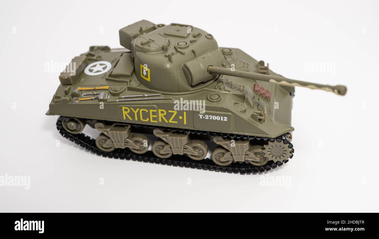 Primo piano di un carro armato americano in miniatura M4 Sherman dalla seconda guerra mondiale isolato su uno sfondo bianco Foto Stock