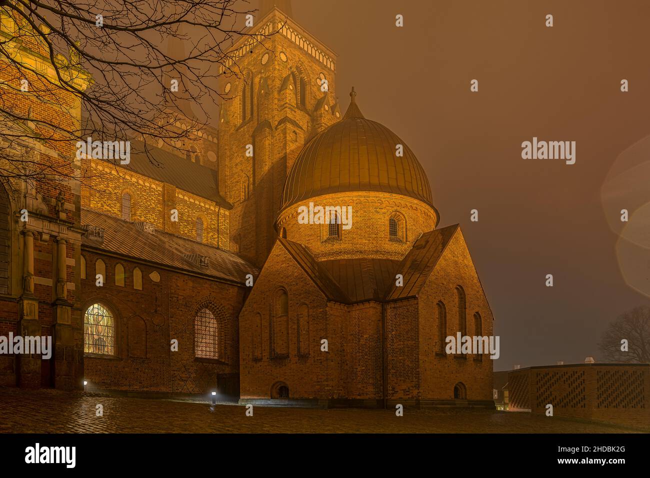 La Cattedrale di Roskilde, ha illuminato una notte di nebbia a gennaio, Roskilsde, Danimarca, 1 gennaio 2022 Foto Stock