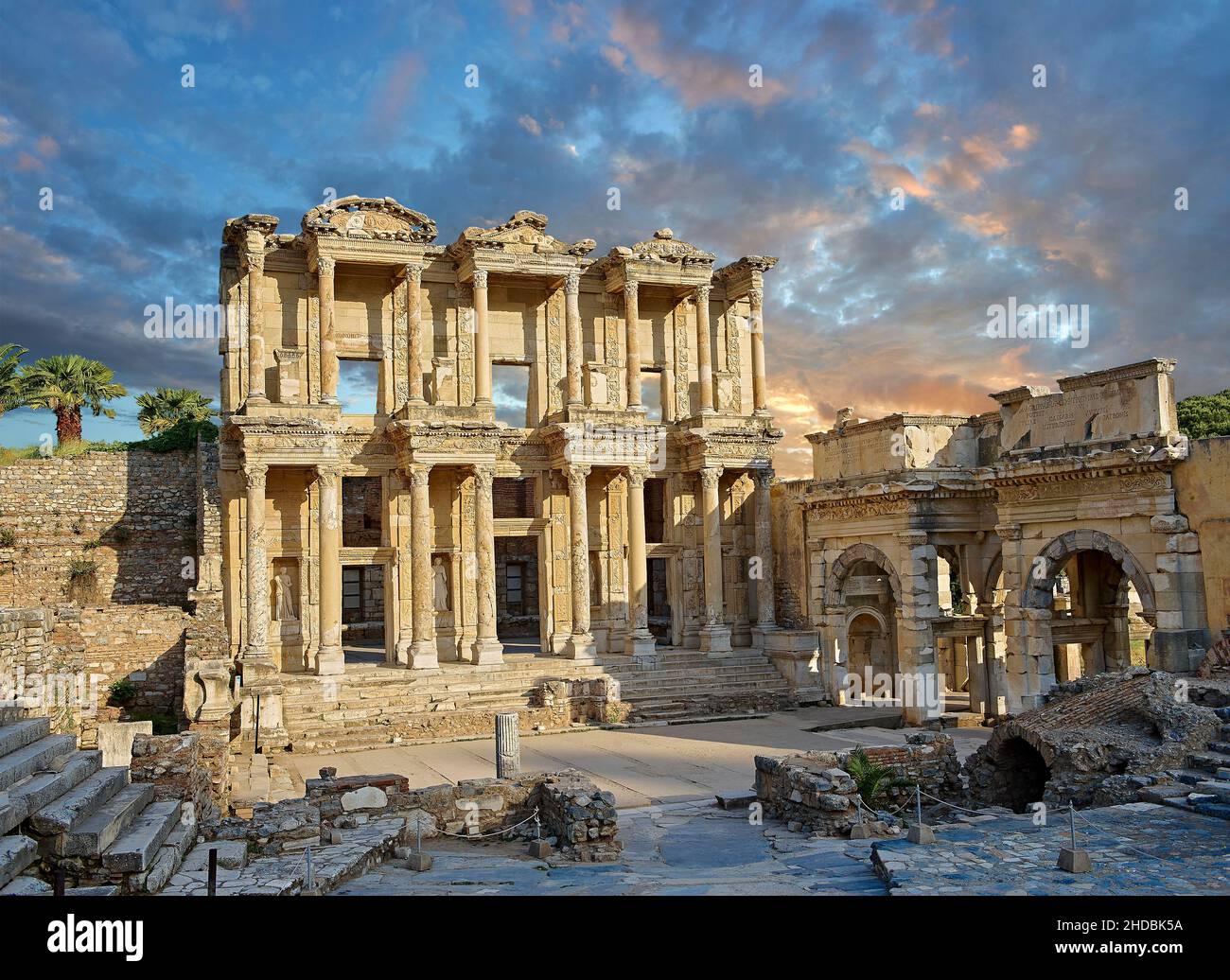 L'antica Biblioteca di Celso , un edificio romano di Efeso, Anatolia, Turchia. La biblioteca di Celso fu costruita per il proconsole dell'Asia Tiberio J. Foto Stock