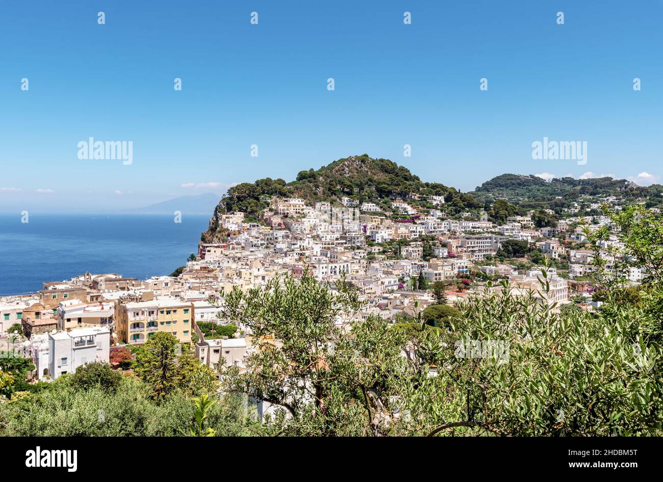 Vista sulla caratteristica città di Capri, una famosa isola d'Italia Foto Stock