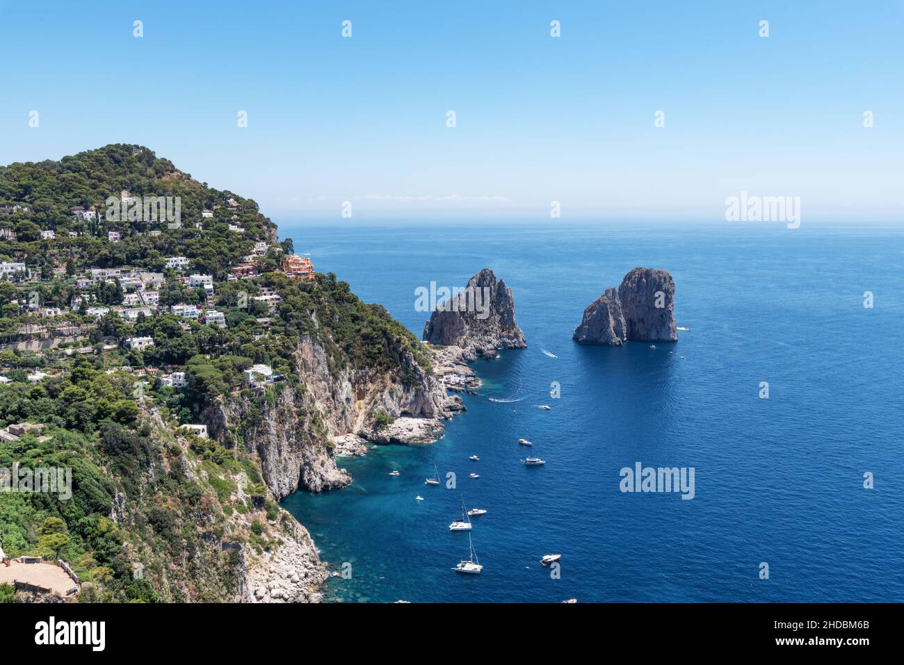 Vista mozzafiato della baia di Capri con i suoi famosi Faraglioni Foto Stock