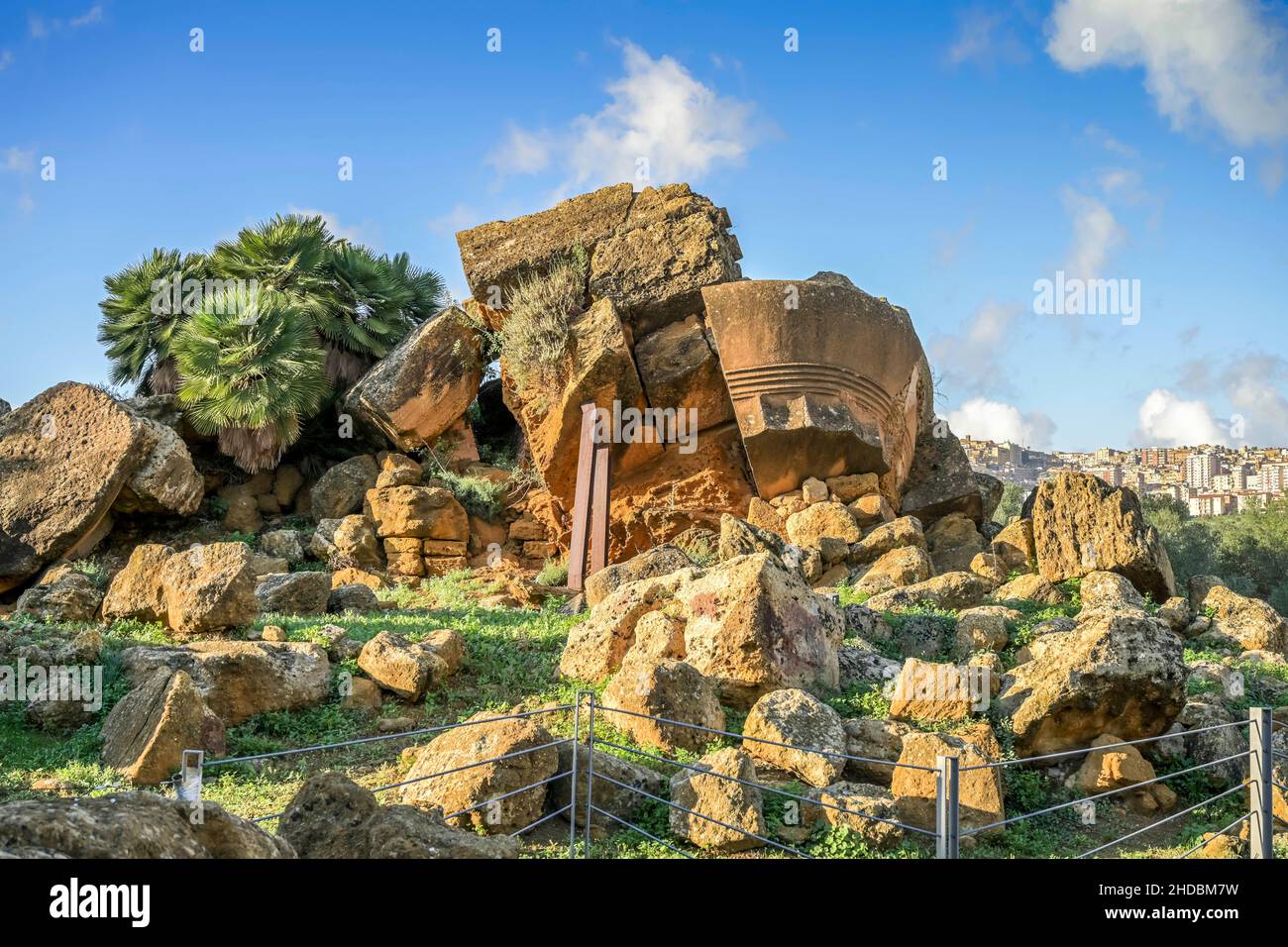 Ruinen, Tempel des Olympischen Zeus, archäologischer Park Valle dei Templi (tal der Tempel), Agrigent, Sizilien, Italien Foto Stock
