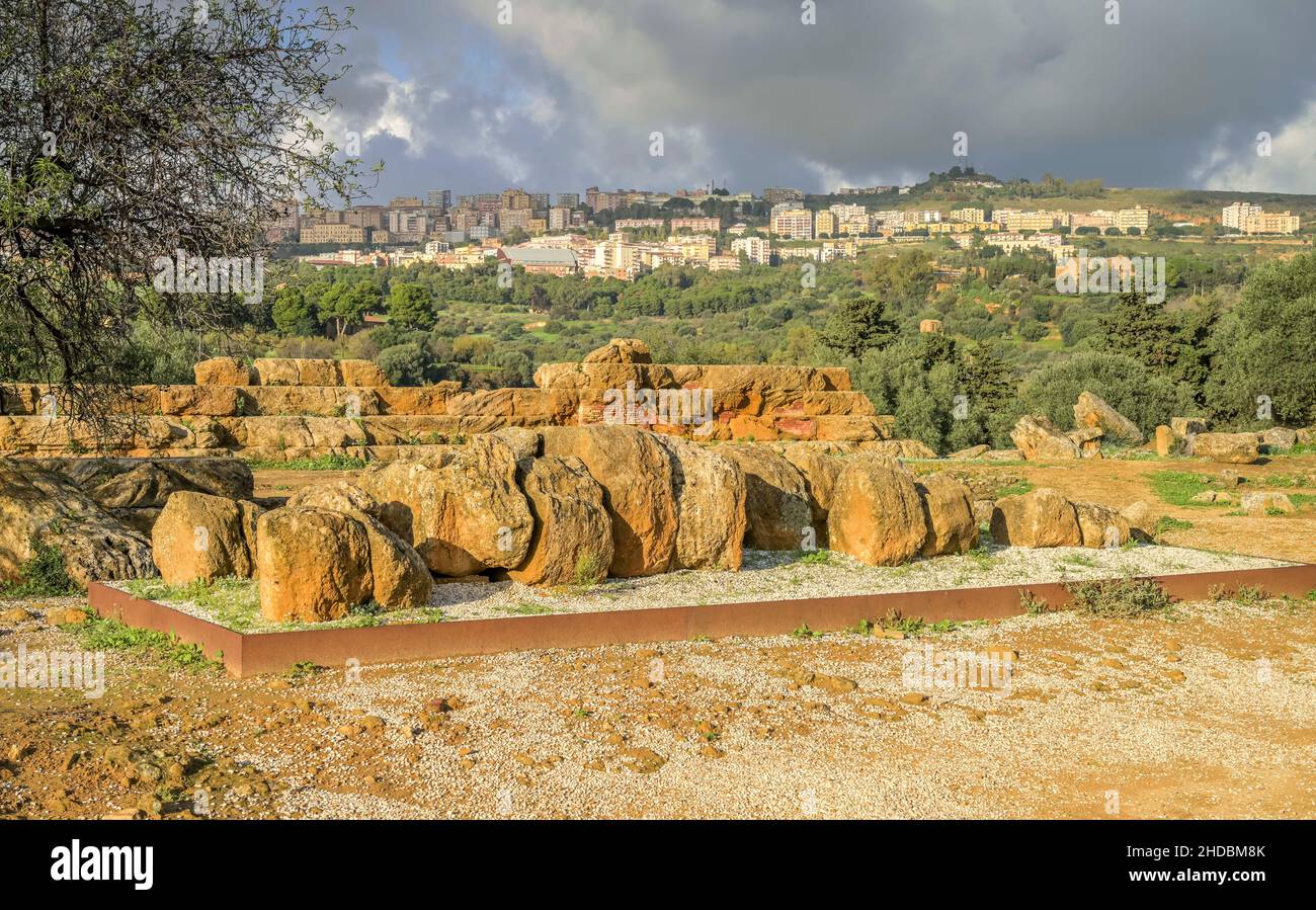 Atlante delle miniere di Ruine, Gigantenfigur, Tempel des Olympischen Zeus, archäologischer Park Valle dei Templi (tal der Tempel), Agrigent, Sizilien, Italien Foto Stock