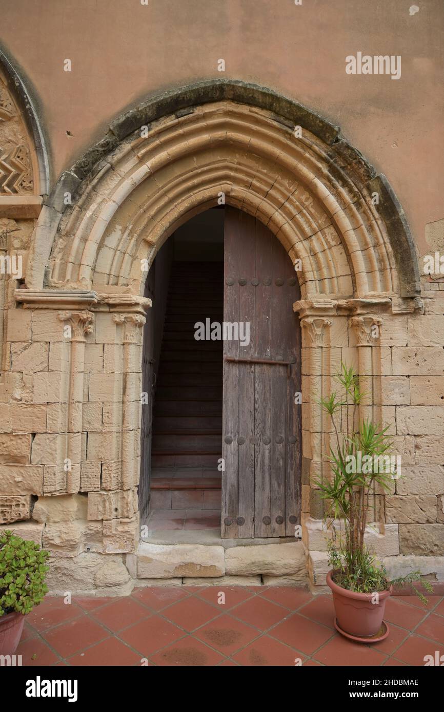 Normannische Rundbögen, Eingang zum Kapitelsaal, Zisterzienserkloster 'Monache cistercensi santo spirito', Agrigent, Sizilien, Italien Foto Stock