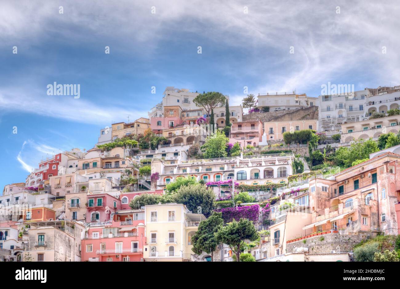 Vista sul paese di Positano lungo la Costiera Amalfitana in Italia, con le sue caratteristiche case colorate Foto Stock
