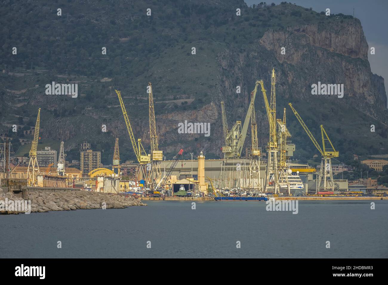Kräne Industriehafen, Palermo, Sizilien, Italien Foto Stock