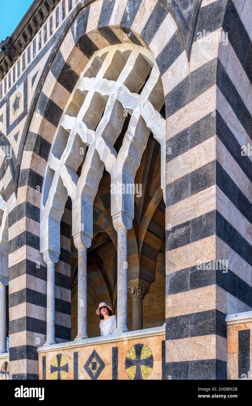 Si affaccia sul balcone della Cattedrale di Sant'Andrea ad Amalfi, Italia Foto Stock