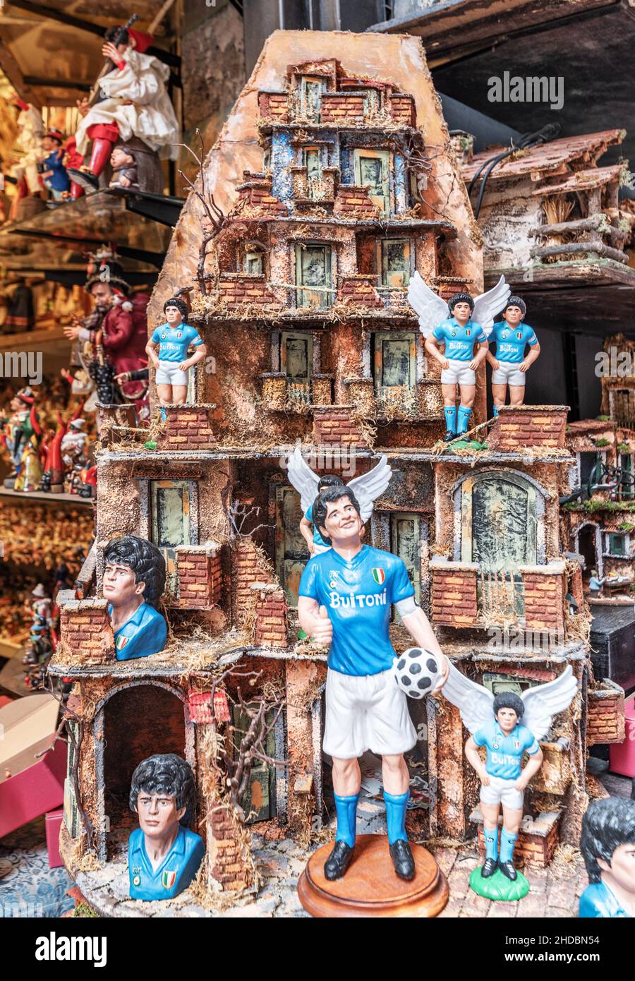 Napoli, Italia - giugno 29 2021: Le statuette di Diego Armando Maradona si ripetono nel presepio in via San Gregorio Armeno Foto Stock