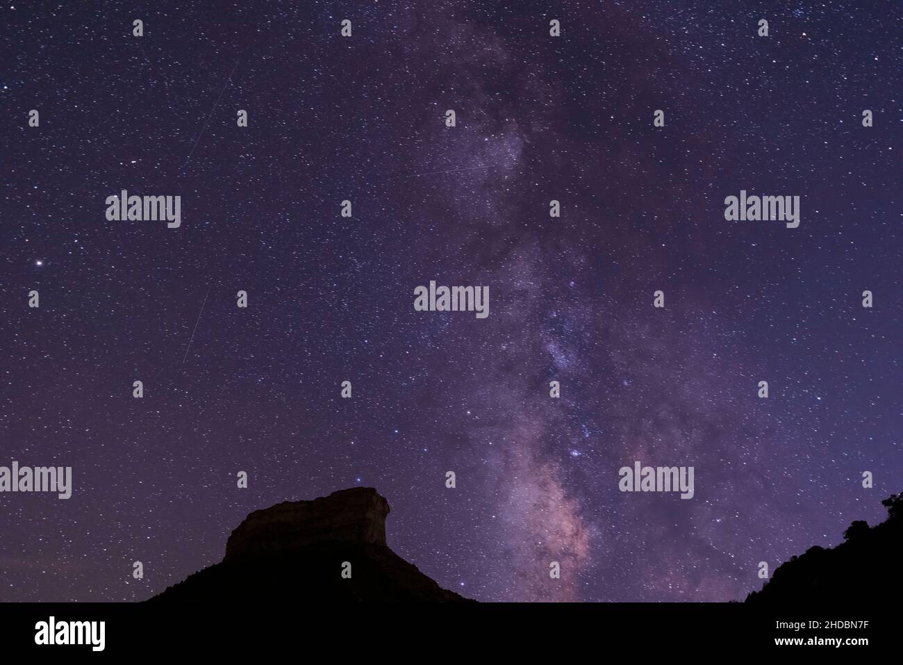 Point Lookout (8.572 metri) sotto le stelle e la Via Lattea, Mesa Verde National Park, Colorado Foto Stock