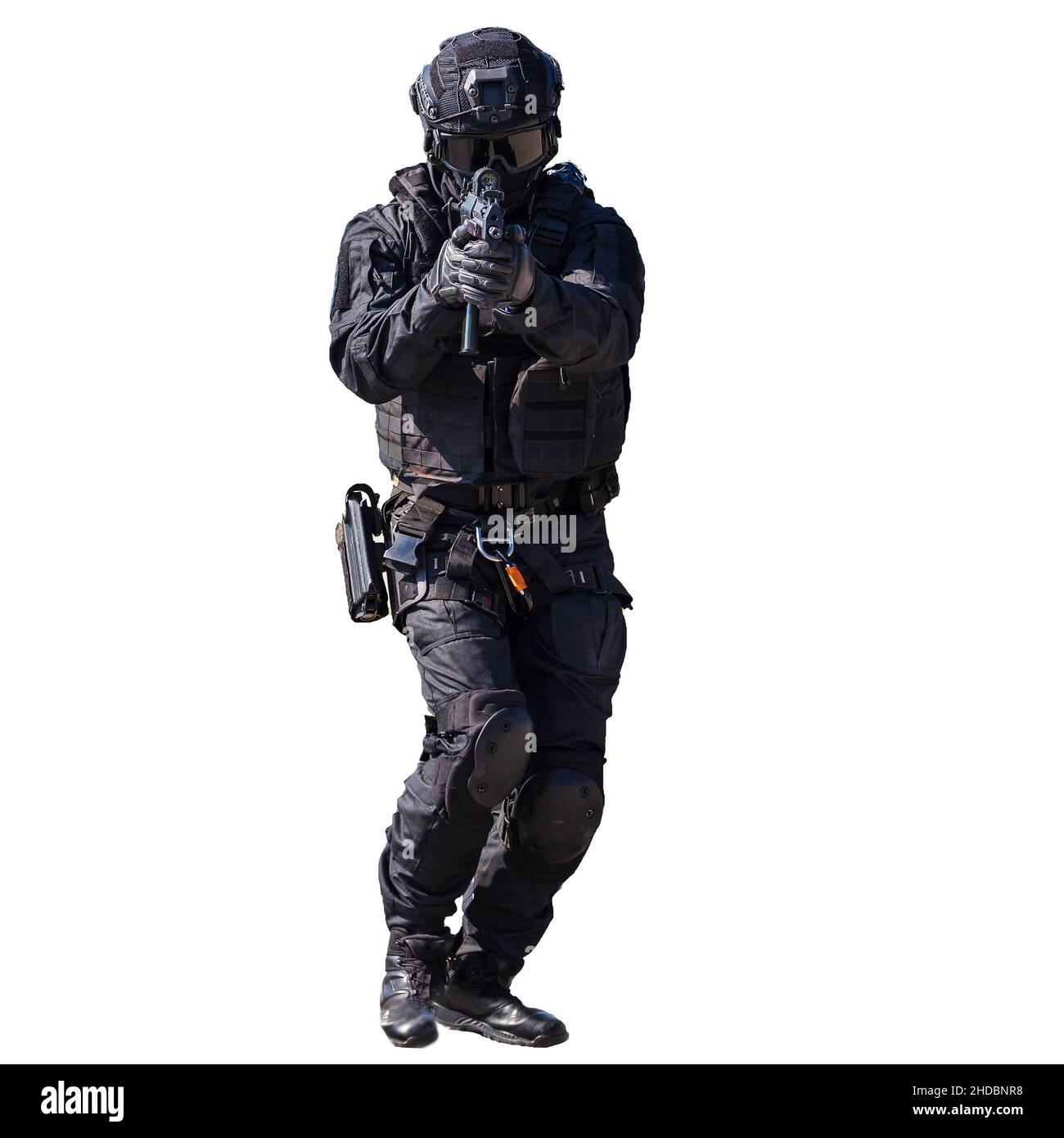 Membro delle forze speciali in azione isolato su sfondo bianco, ufficiale SWAT non marcato e irriconoscibile Foto Stock