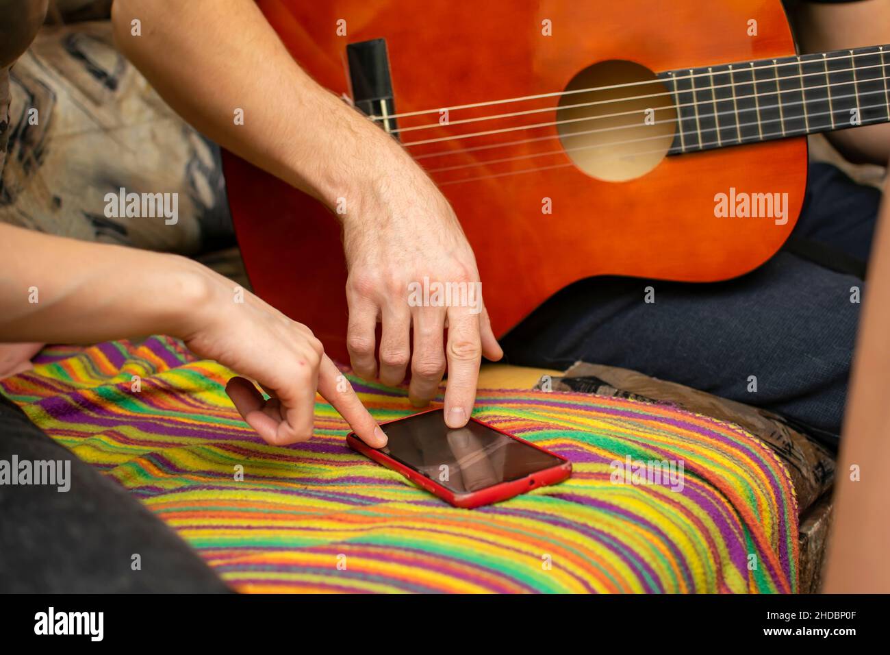 primo piano, le mani di un uomo e di una donna toccano lo schermo di un telefono, smartphone Foto Stock