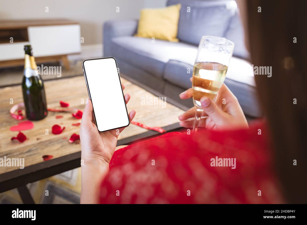Metà della sezione della giovane donna in data virtuale attraverso il telefono cellulare con spazio copia Foto Stock