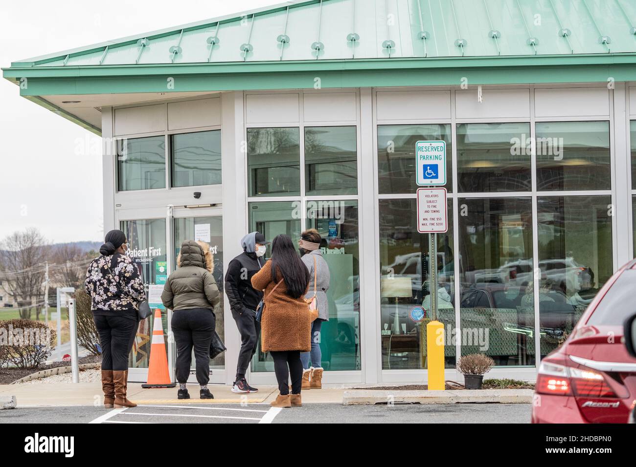 Spring Township, Pennsylvania: 3 gennaio 2022: Persone in attesa in linea al di fuori di Patient First e urgent Care come la sala d'attesa era piena Foto Stock