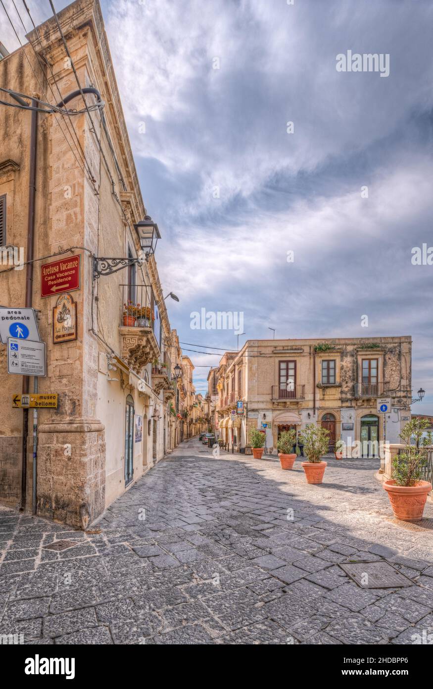 Siracusa Sicilia/Italia - Aprile 11 2020: Piazza Aretusa e la via di Fonte Aretusa, parallela al lungomare dell'Alfeo Foto Stock