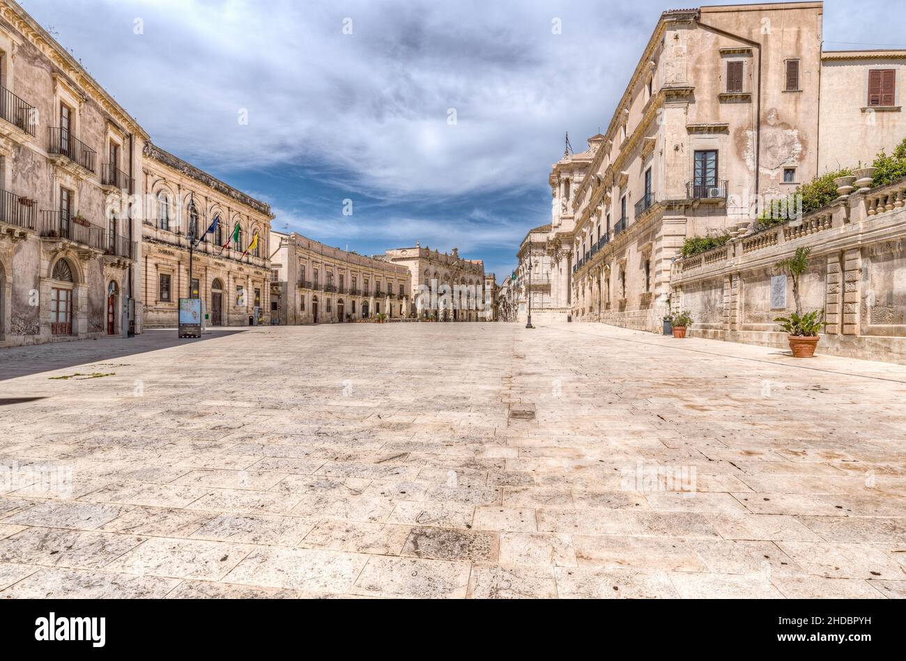 Siracusa Sicilia/ Italia - Aprile 11 2020: Piazza Duomo sottostante in cielo blu Foto Stock
