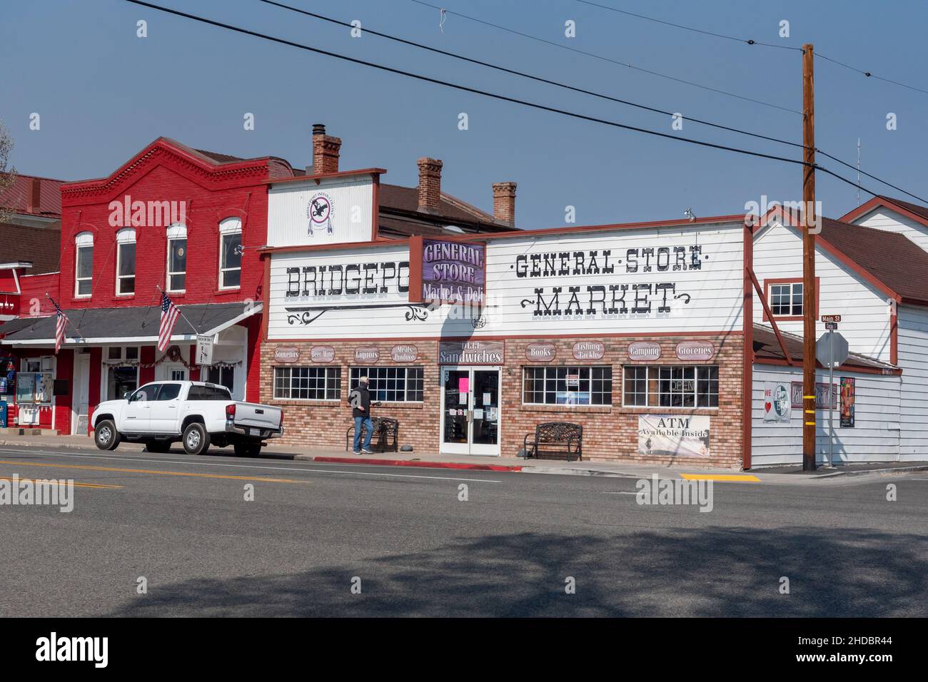 Bridgeport, California, Stati Uniti. 16 ottobre 2020. Bridgeport General Market Store visto dalla strada. Un passer-by indossa una sciarpa sotto il naso al posto di un ma Foto Stock