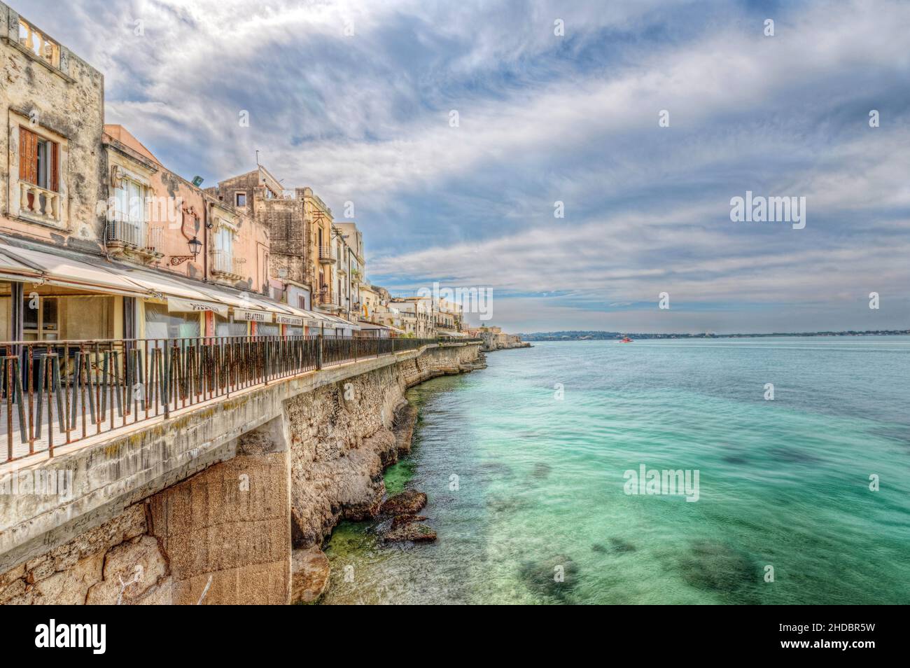 Siracusa Sicilia/ Italia - Aprile 11 2020: Il lungomare di Alfeo visto dal mare Foto Stock