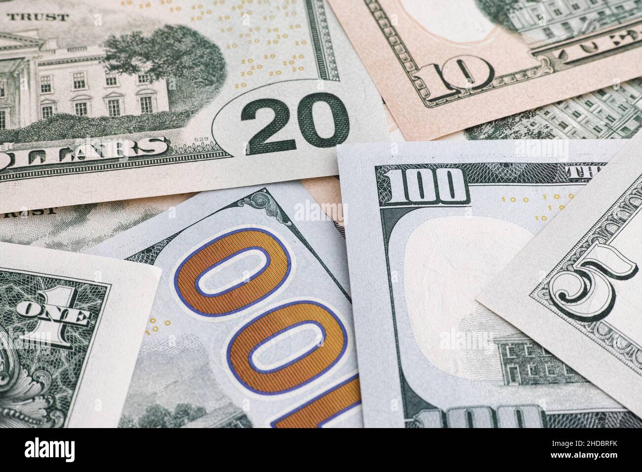 Fatture diverse del dollaro in un mucchio. Primo piano. Foto Stock