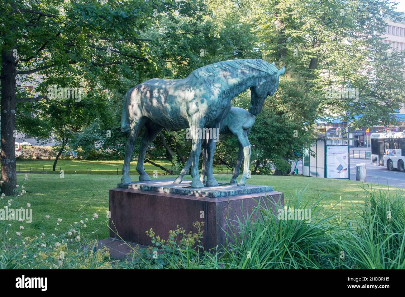 Helsinki, Finlandia - 5 agosto 2021: Scultura a cavallo di scultura d'amore materno (Aidinrakkaus). Foto Stock