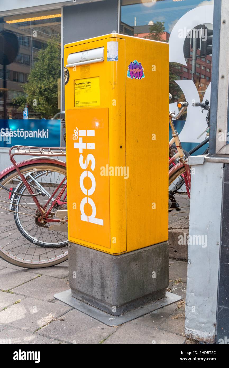 Turku, Finlandia - 6 agosto 2021: Giallo della casella postale del fornitore finlandese di servizi postali Posti. Foto Stock